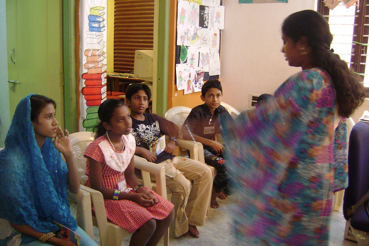 Storyteller sharing a story with a group of children, showing the benefits of storytelling for children