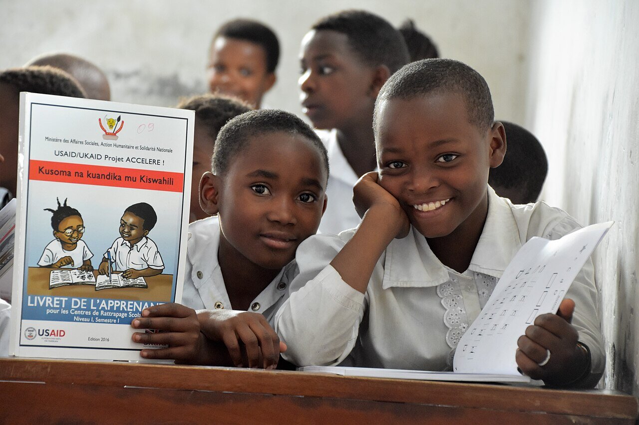 Young children learning together in a classroom, best age to learn a second language