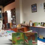 Children reading picture books together to improve English vocabulary for kids