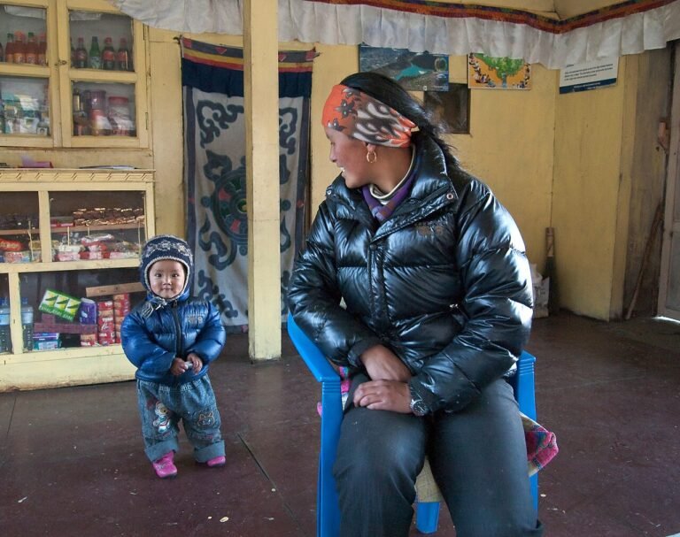 Parent talking face to face with a toddler, supporting toddler speech development milestones